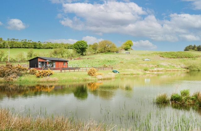 LLYN CAE TY NANT FISHERY HOLIDAY LET, family friendly in Llangeitho