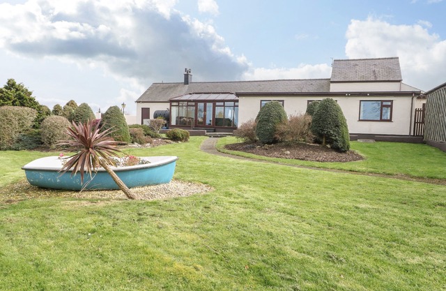 LLYS LLYWENAN, pet friendly, with open fire in Llanddeusant
