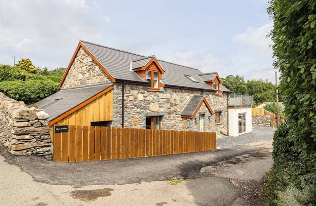 LLYS TIRION, pet friendly, with a garden in Bala