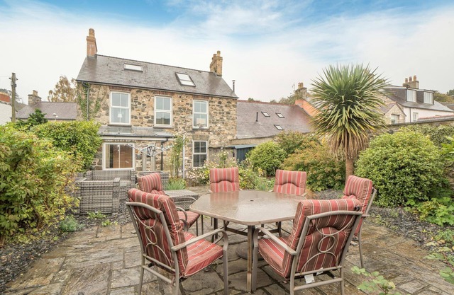 Llysmyfyr, Newport - Five Bedroom Cottage, Sleeps 11