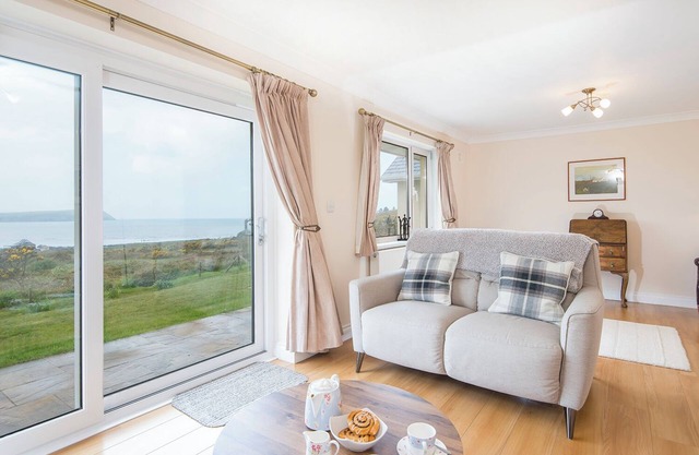 Llyswen, Holiday Cottage Newport, Sleeps 6, 3 bedrooms, bathrooms