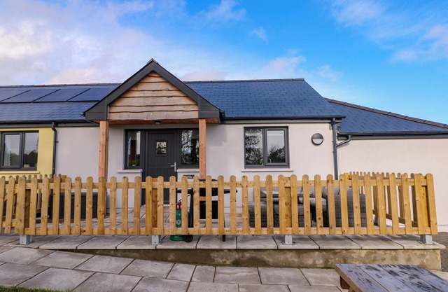 LOBSTER COTTAGE, pet friendly, with a garden in Kilgetty