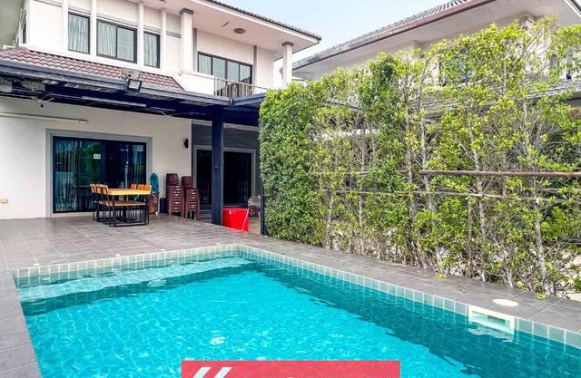 Local 4BR Pool House - Near City with Pool Table