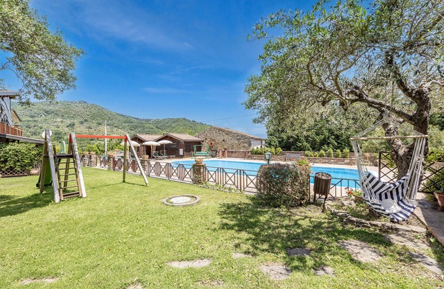Local Stone Cottage With Shared Pool, Casal Velino, Italy