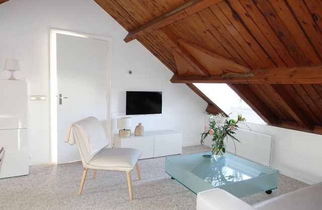 Located 500 m. from the beach 1-4 pers. upstairs apartment, terrace and garden.