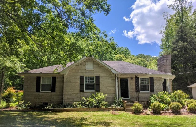 Located directly on Stults Branch and 6 miles from Shoal Creek. Relax here!