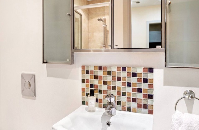 Located in city centre, free parking onsite 2 bed