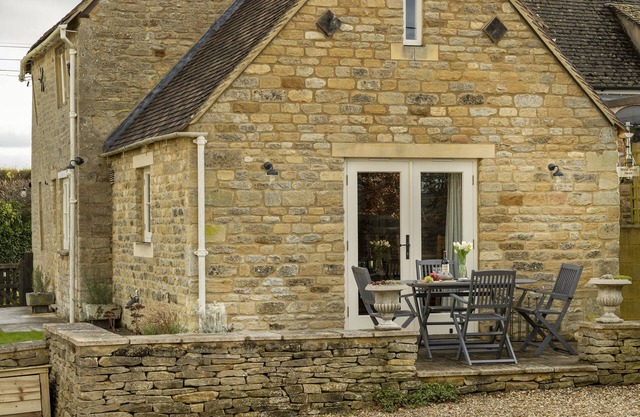 Located in the charming Cotswolds village of Foscot, Shepherds Cottage is a beautiful 17th century,