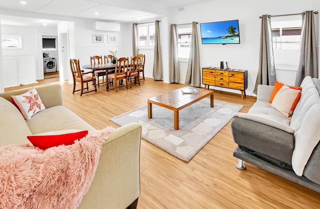 Located in the Heart of Lakes Entrance, an easy walk to the footbridge