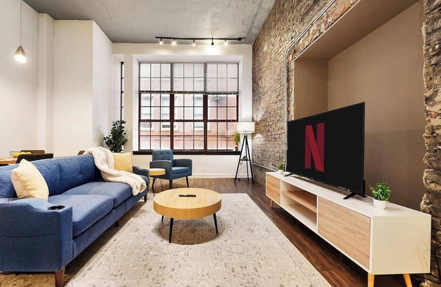 Located in the heart of the lively Cultural District, our spacious and stylish loft offers both elegance and convenience. Enjoy modern luxury just a brief drive from the energy of Steelers Stadium.