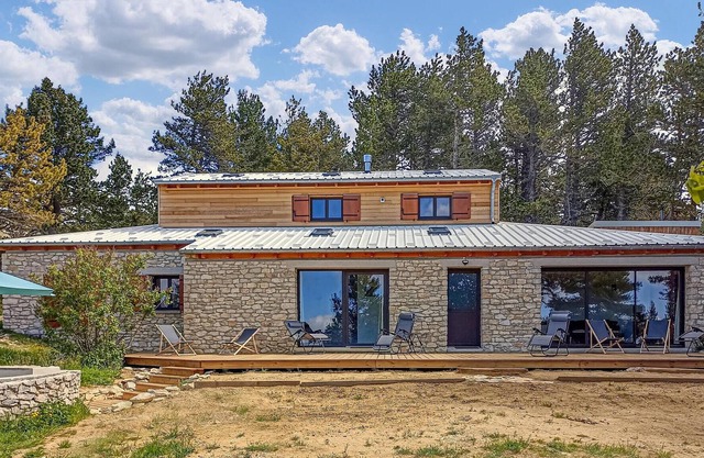 Located on the southern slope of Mont Ventoux, at an altitude of 1450 meters, this large charlet wel
