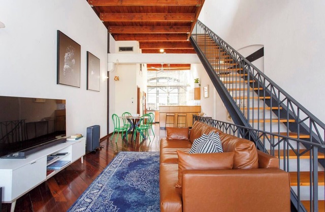 Located opposite Bathers Beach it is just a step away from the beach and cafes