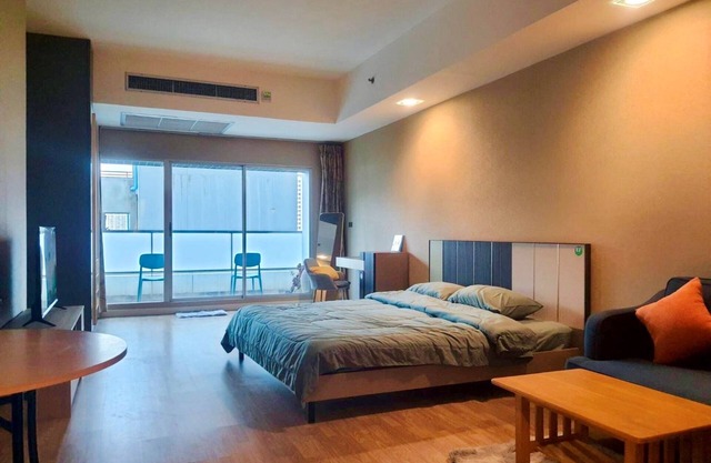 Location at the center of Bangkok. Convenient to travel around city.