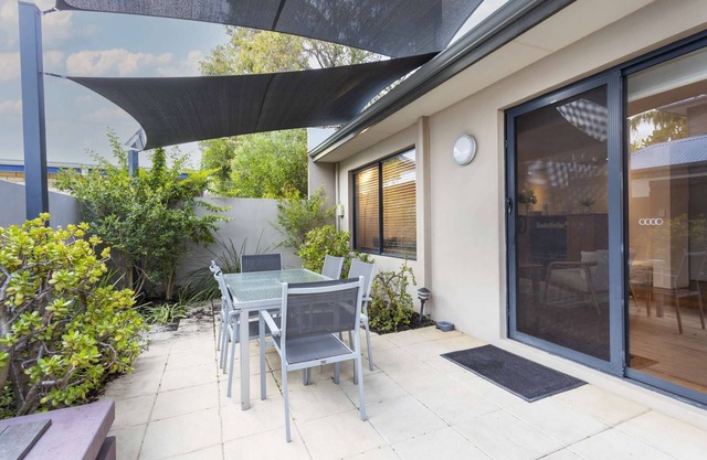 Location is everything with this South Perth townhouse. Free WIFI and parking.