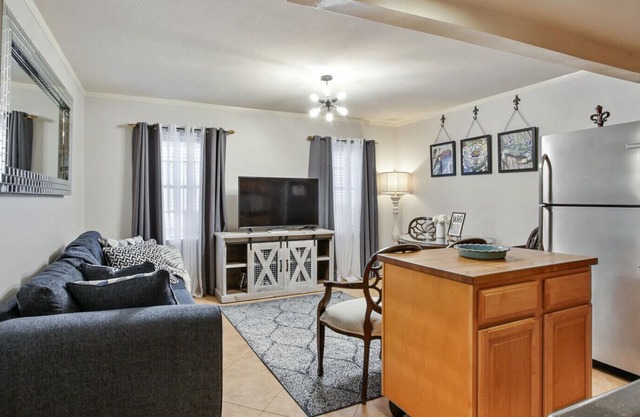 Location Steps Away from Garden District & Street Car