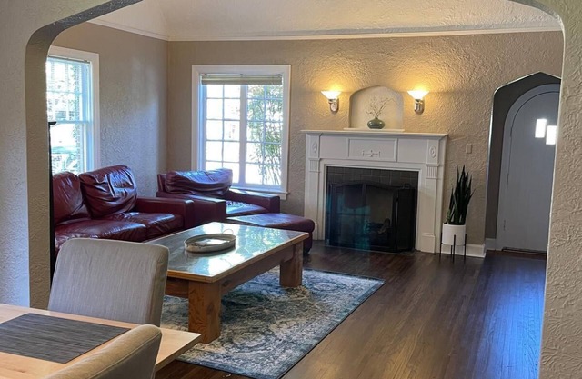 Location! Walk to Gathering Place/Discovery Center & Brookside