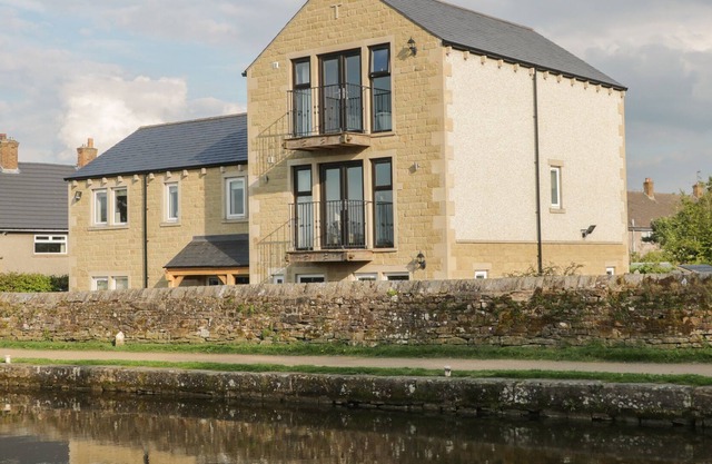 LOCK VIEW, pet friendly, luxury holiday cottage in Gargrave