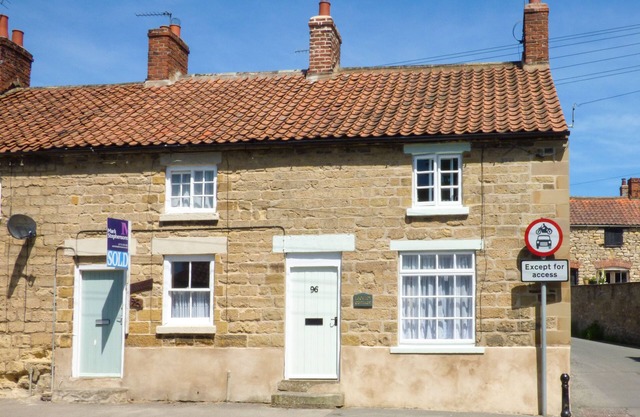 LOCKTON COTTAGE, family friendly, with open fire in Pickering
