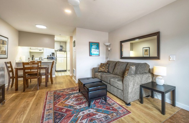 Lodge 15 Downtown,Ground Floor, AC, Super Cozy!