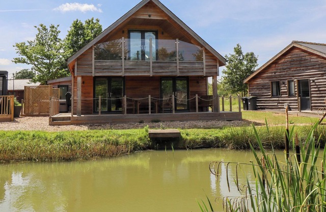 LODGE 24, pet friendly, with hot tub in South Hykeham
