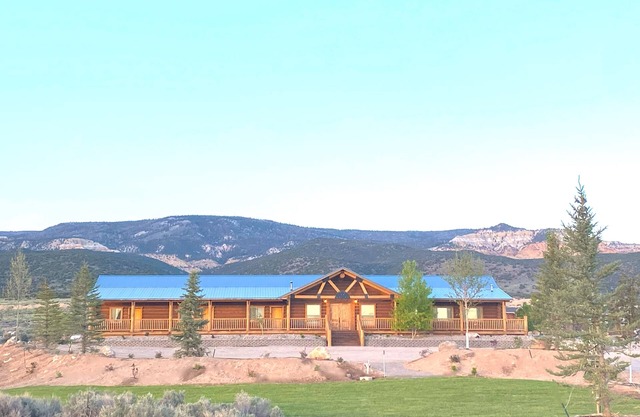 Lodge - 3Suites & 7Cabins Sleeps 50+ Family Reunions,Corporate Retreats,Weddings