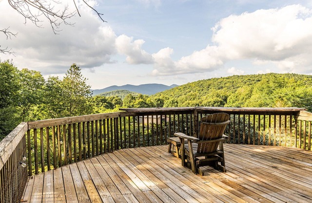 Lodge & Cabin PET/FEED/BRUSH HORSES! Hot Tub Roku Great Views Privacy
