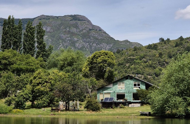 Lodge Casa de Campo is Tranquility in front of Laguna la Paz, 3km from Futaleufu.