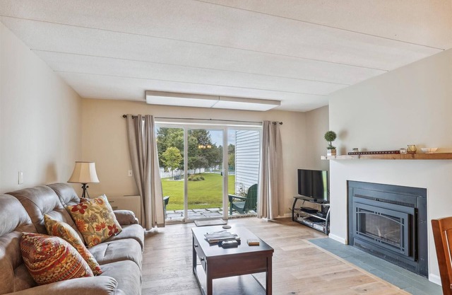 Lodge Condo 26: slopeside 2 br, fireplace, free ski shuttle, summer pool!