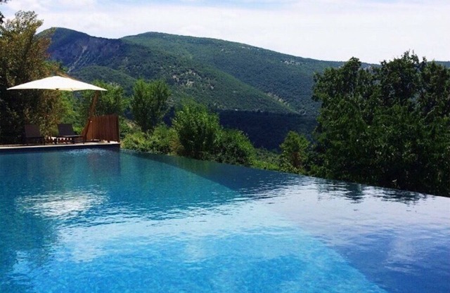 LODGE LARGE COMFORT IN THE HEART OF A DOMAIN OF 100 HECTARES - PROVENCE