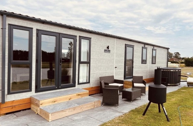 Lodge-Luxury-Ensuite with Shower-Lake view