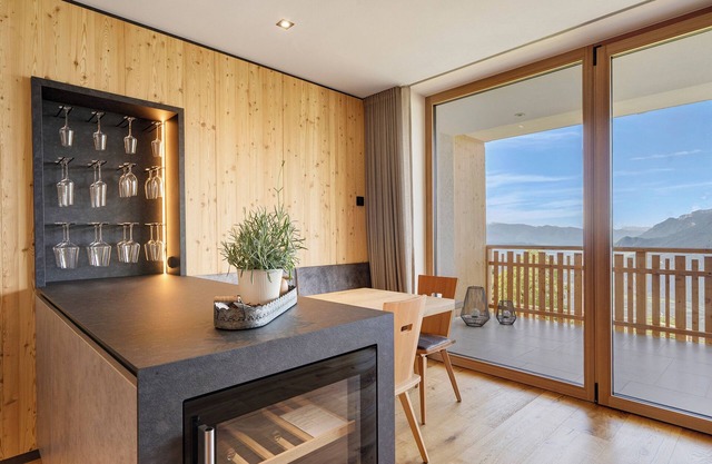 ‘Lodge Melisse’ holiday flat with mountain views, private terrace and private sauna