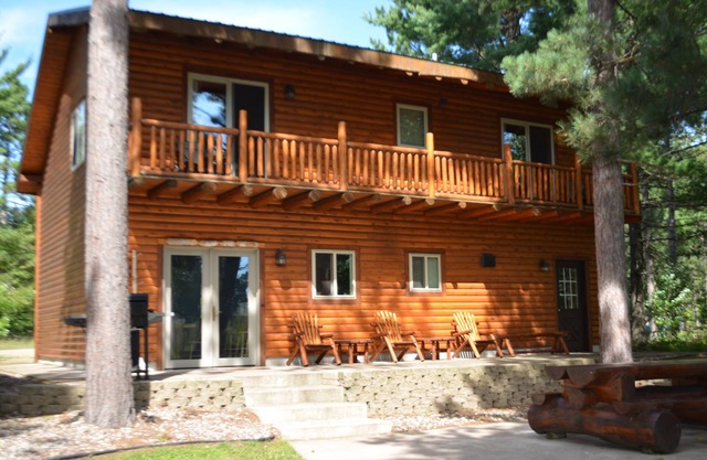 Lodge on Au Train River a few blks from Lk Superior 15 min from Munising