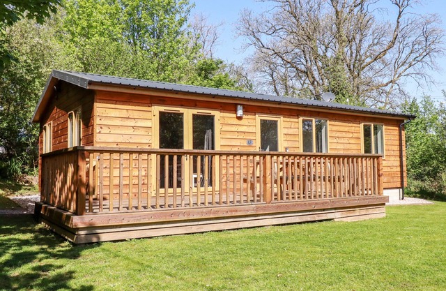 LODGE ONE, family friendly, character holiday cottage in Summercourt