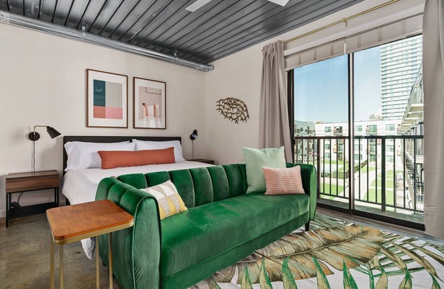 Lodgeur | Designer studio w/pool view | Midtown