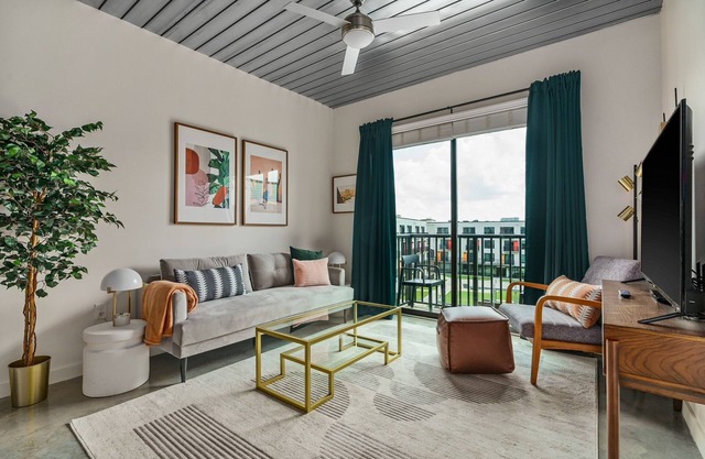 Lodgeur | Trendy 1BR loft w/office | Midtown