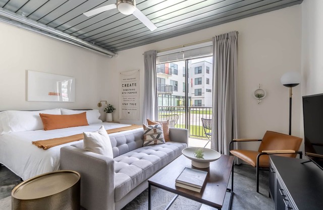 Lodgeur | Trendy studio loft w/patio | Midtown