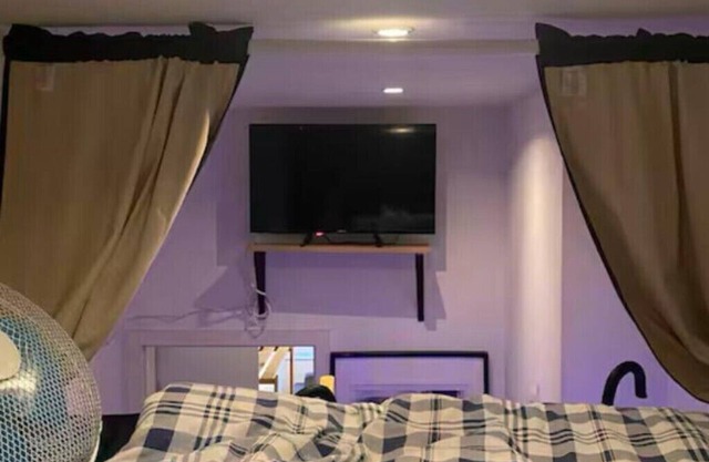 Loft bed apartment in welcoming Berlin with WiFi, AC, washer,