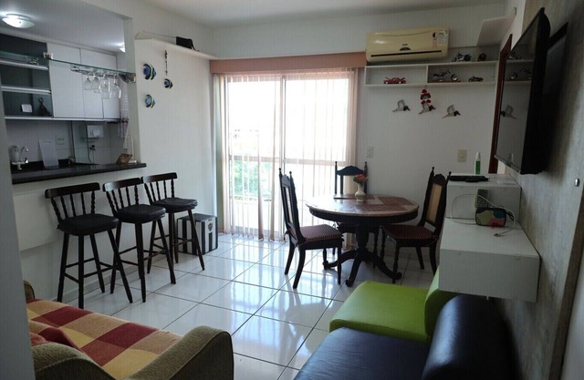 Loft c varanda e localização ideal à 650m da praia