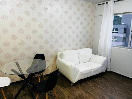 Loft central, cozinha e sala