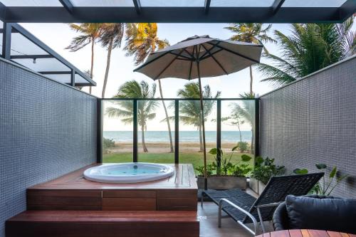 Loft com hidromassagem frente mar e pé na areia