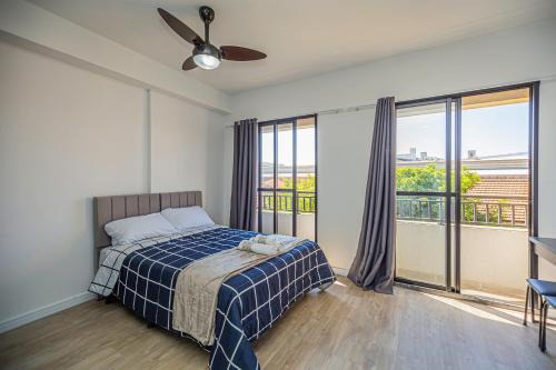 Loft com smart lock e varanda no Bresser