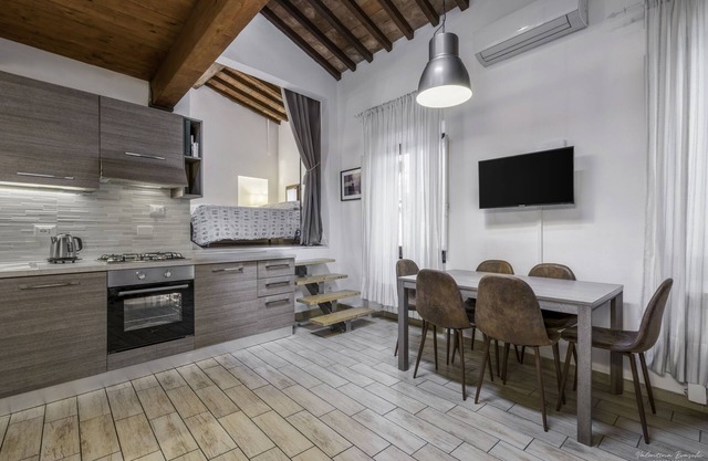 Loft Conversion, aircon, walk to historic centre, sleeps 4+2, parking, free Wifi