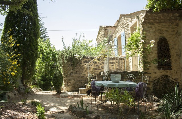 Loft in a lovely farm-house on the Mont-Ventoux's country side