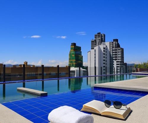 Loft moderno con piscina y turco