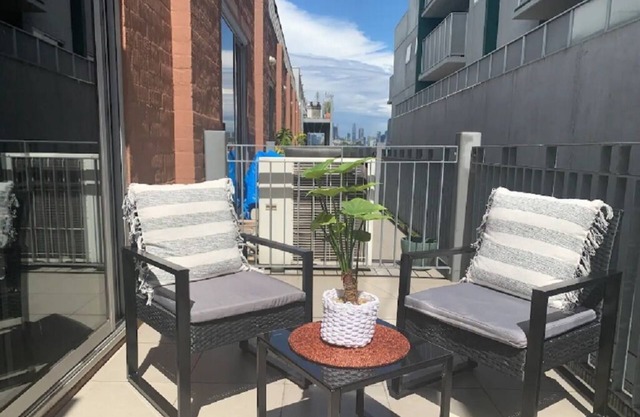 Loft style 1 bedroom spa apartment riverside 10 minutes Melbourne Free Parking