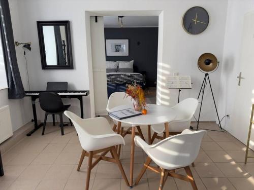 Loft with Gym - Kitchen/WiFi/Free Parking