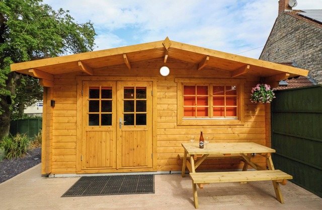 LOG CABIN - AMBER GLOW, pet friendly, with a garden in Glastonbury