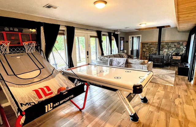 Log Cabin Daylight Basement Family Fun Center, Hot Tub, Free EV Charging