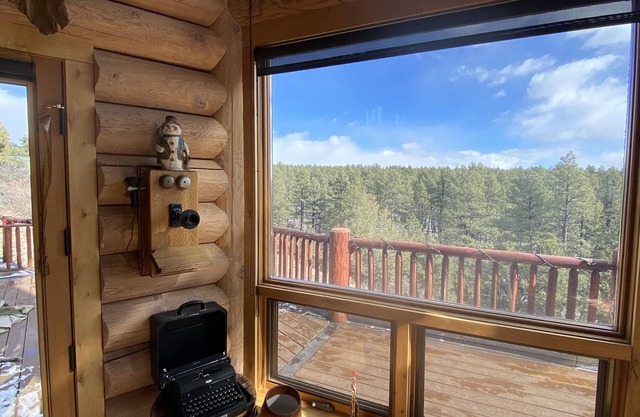 Log cabin estate-hot tub, sauna privacy views close to town yet far enough away