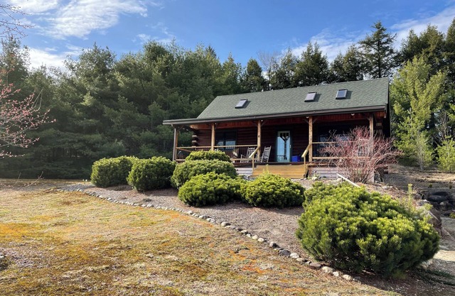 log cabin in the White Mtns. near skiing & attractions Sleeps 8-10